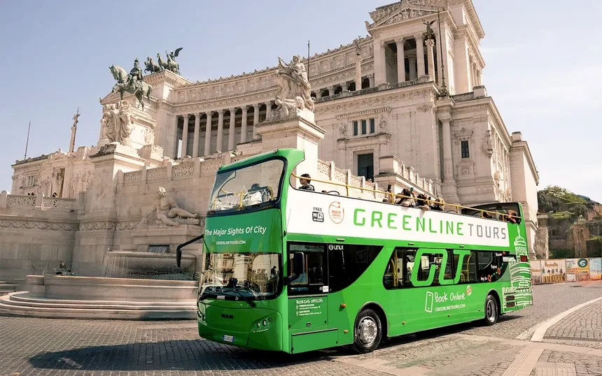 Bus Hop-On Hop-Off Green Line Tours davanti all'Altare della Patria — Roma