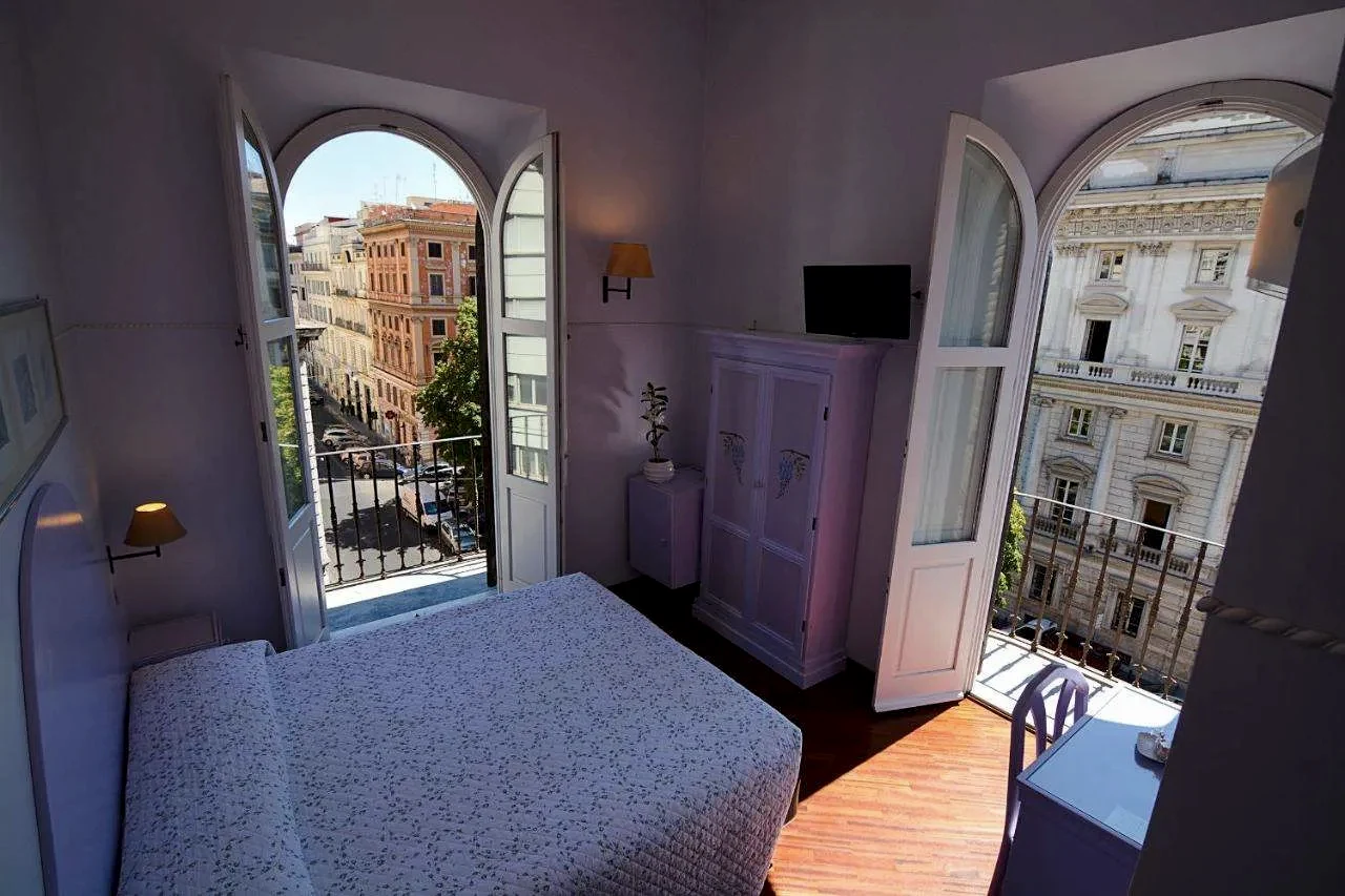 Camera dei Glicini — finestre ogivali e vista Porta Pia, Lilium Boutique Hotel Roma
