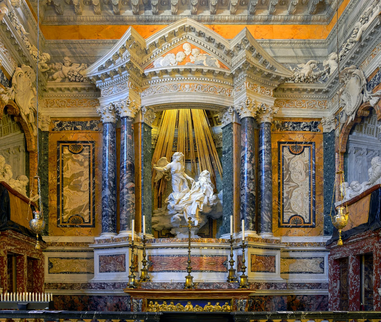 La Cappella Cornaro nella chiesa di Santa Maria della Vittoria, il teatro di marmi colorati del Bernini, Roma