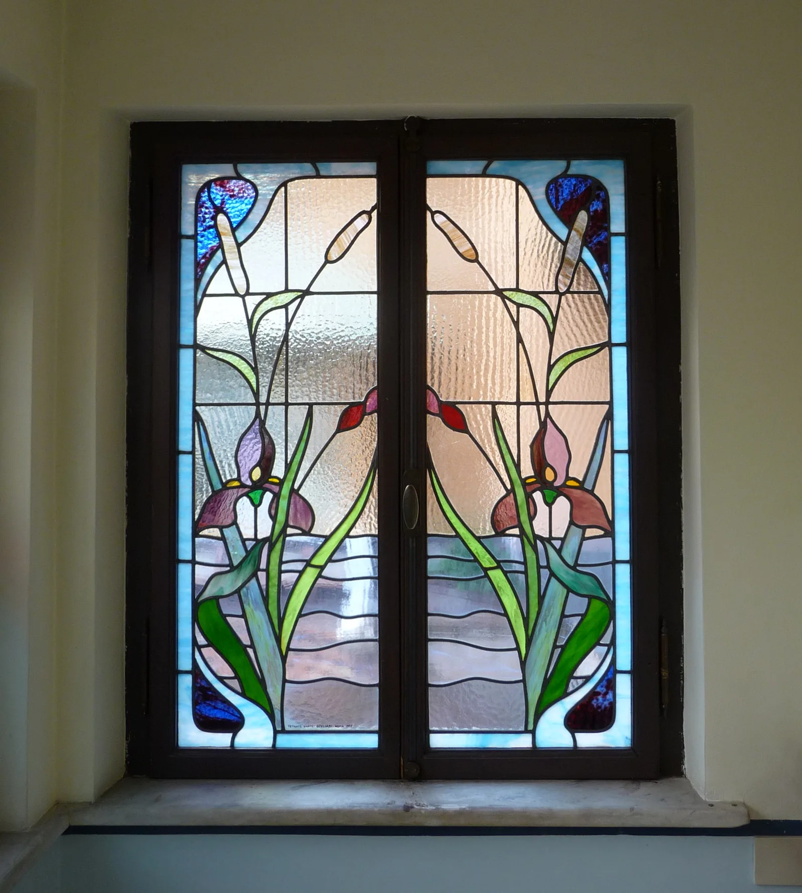 Vetrata Liberty con civette della Casina delle Civette a Villa Torlonia, Roma