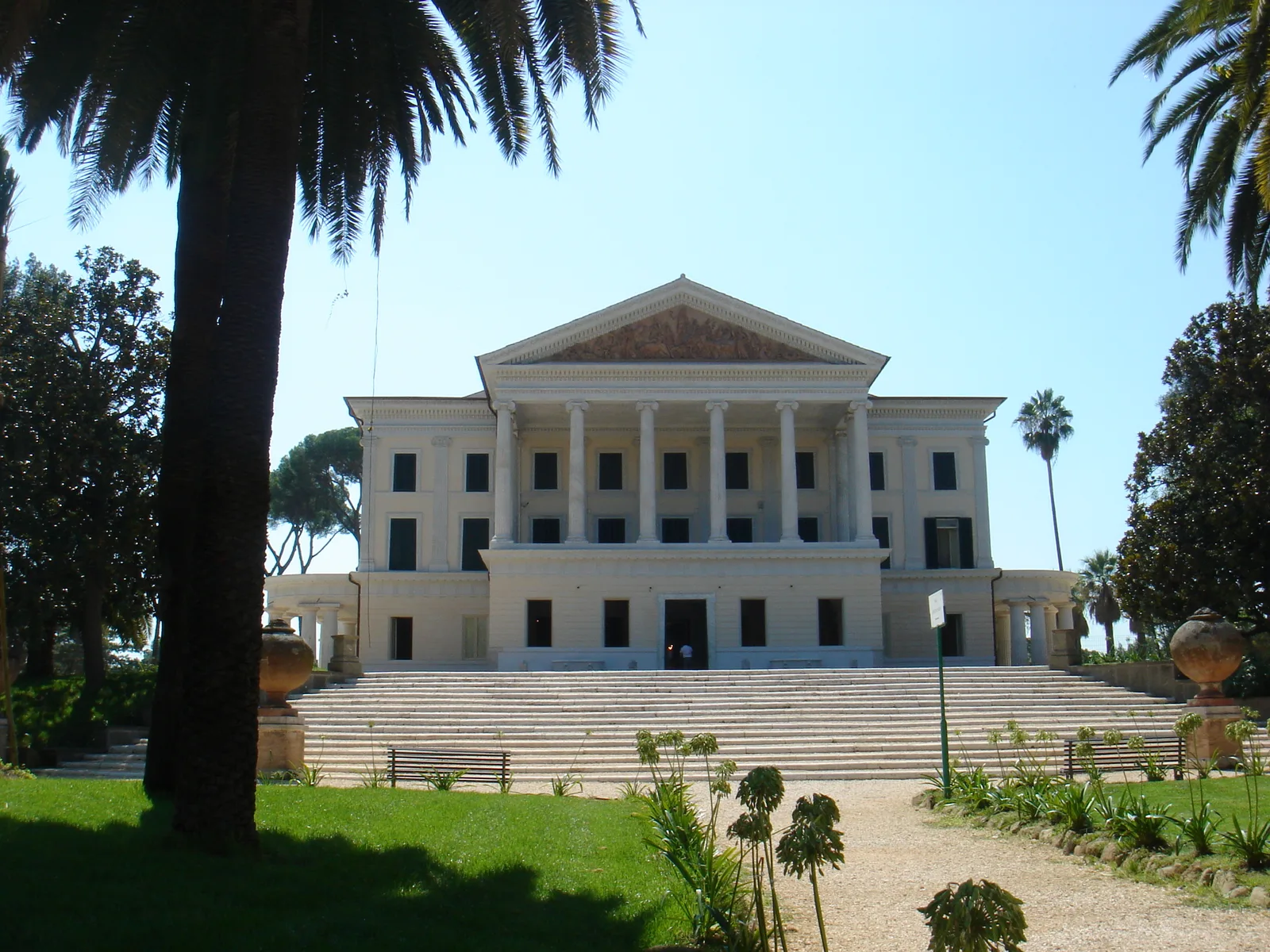 Facciata neoclassica del Casino Nobile di Villa Torlonia, oggi museo, a Roma