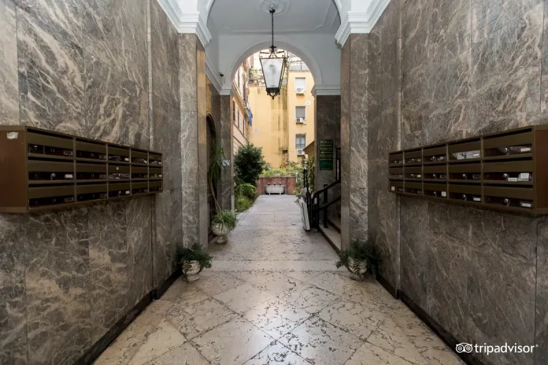 Der Innenhof des Lilium Boutique Hotel — Aperitif vor dem Abendessen nahe Porta Pia, Rom