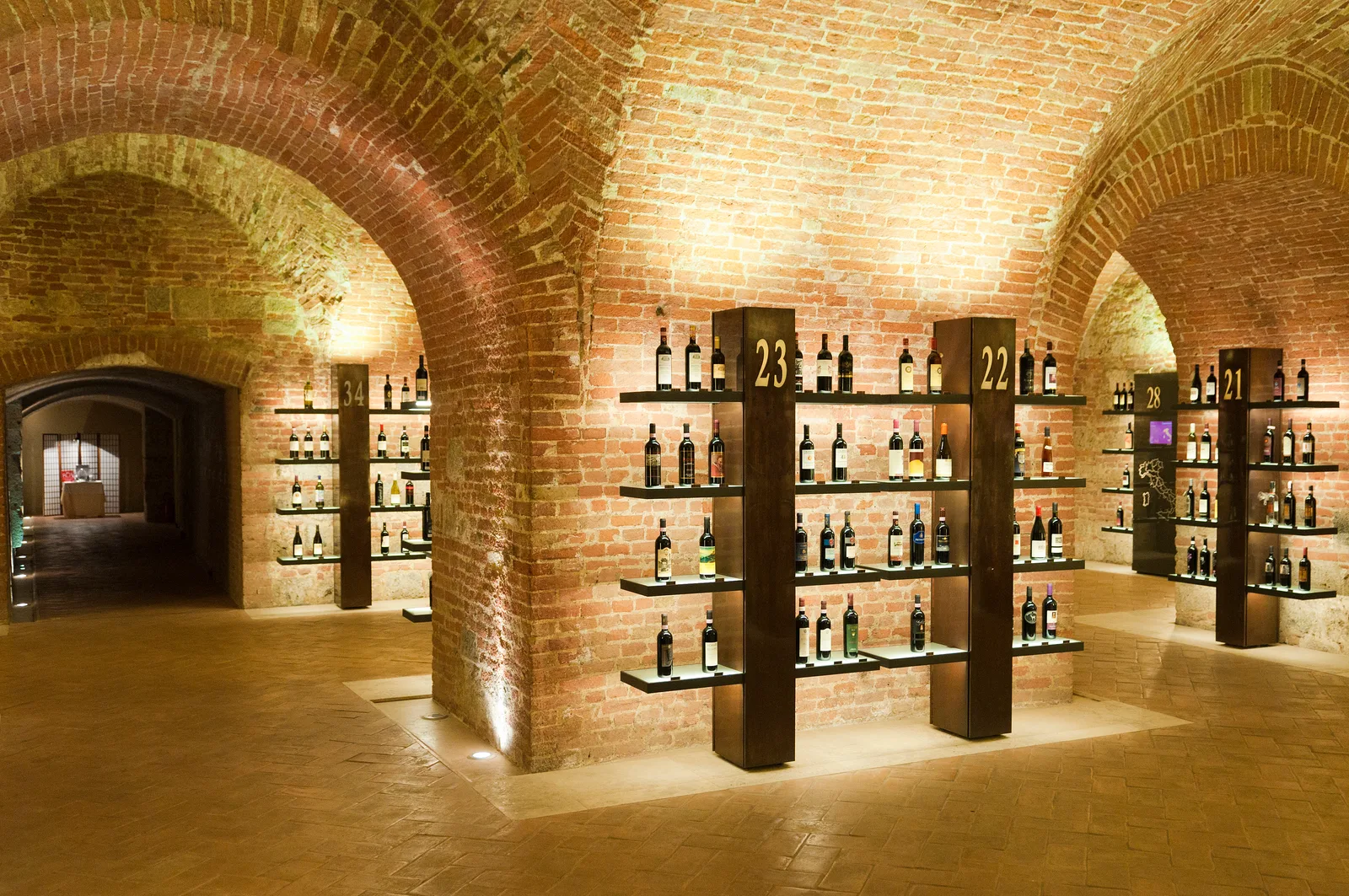 Scaffali dell'enoteca Nel Paese del Vino, vini italiani per regione