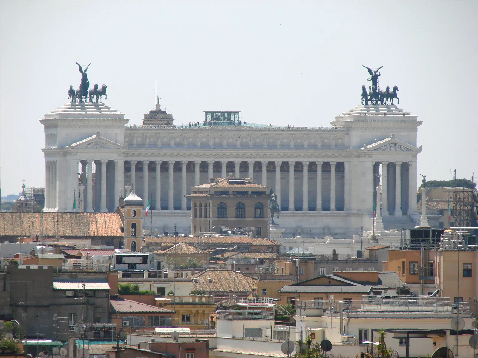 Vista de Roma desde el Pincio hacia el Vittoriano, la luz dorada del verano romano
