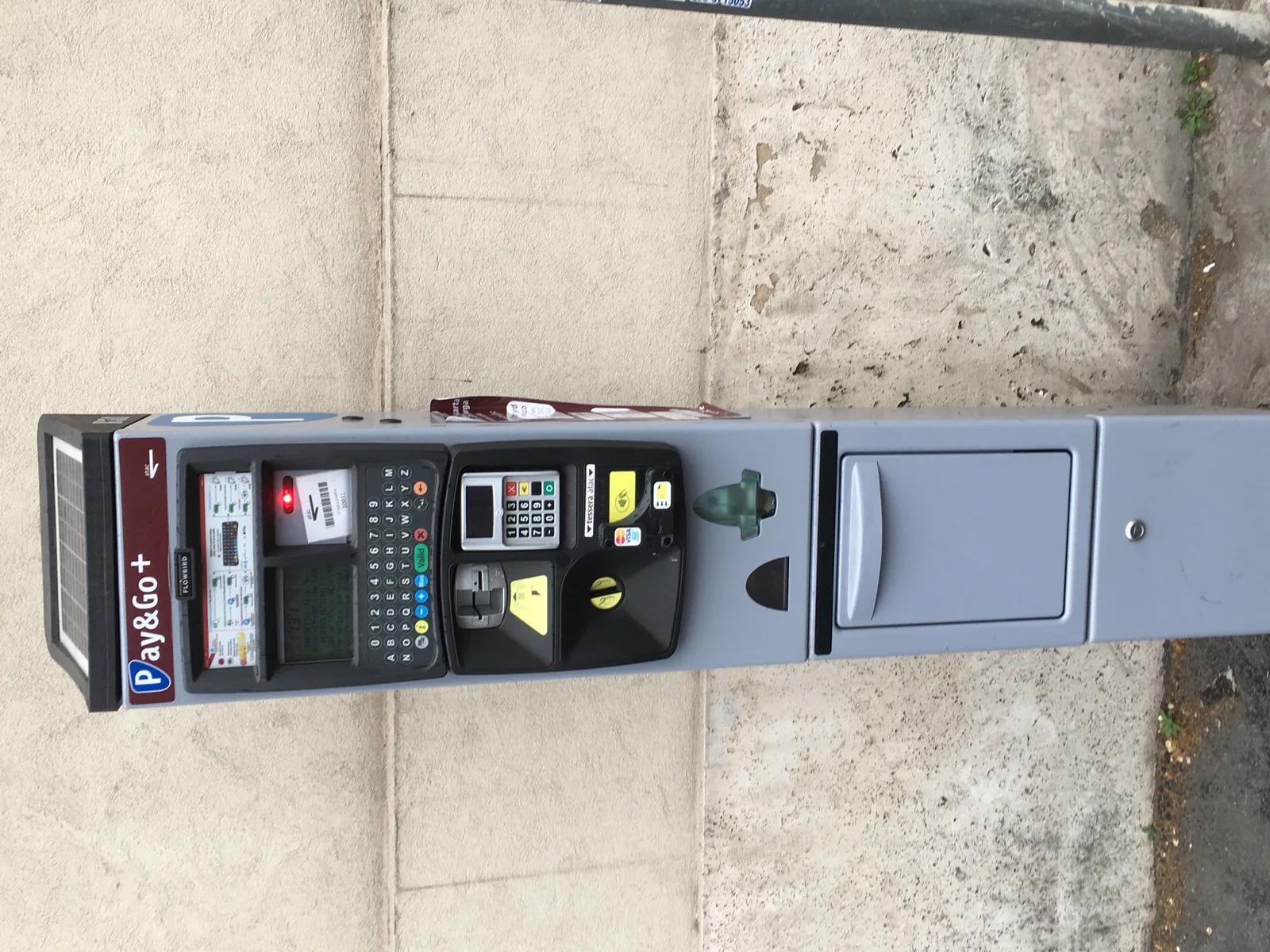 Parquímetro para el aparcamiento de pago en la calle en Roma (líneas azules)