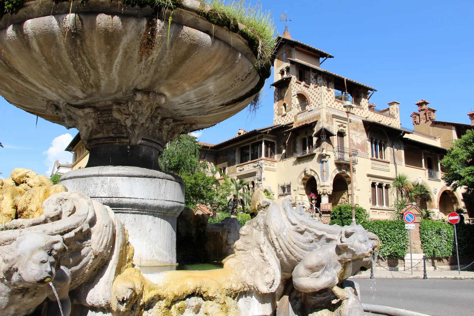 Piazza Mincio con la Fontana delle Rane y los Villini delle Fate, corazón del barrio Coppedè, Roma
