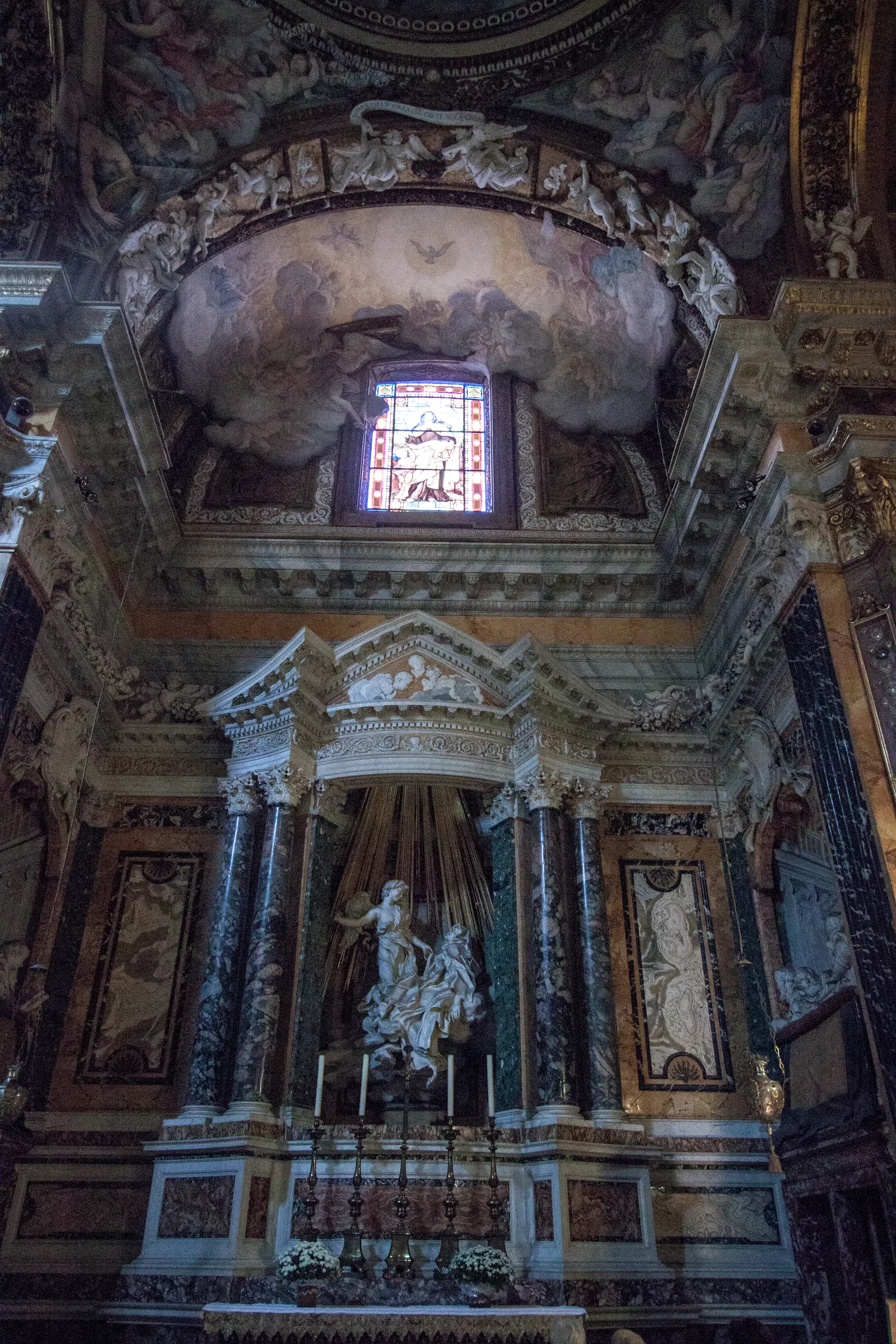 La navata interna barocca della chiesa di Santa Maria della Vittoria, con marmi, stucchi e dorature, Roma