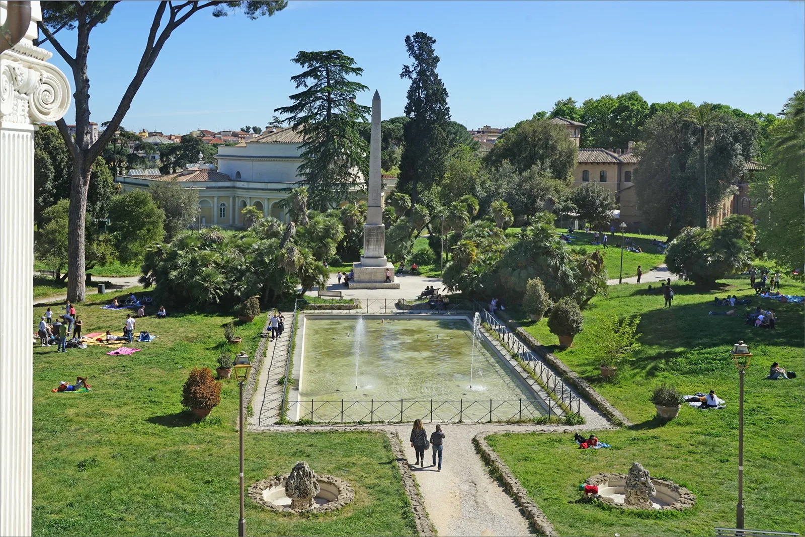 Il parco di Villa Torlonia a Roma, con i viali e il verde davanti al Casino Nobile