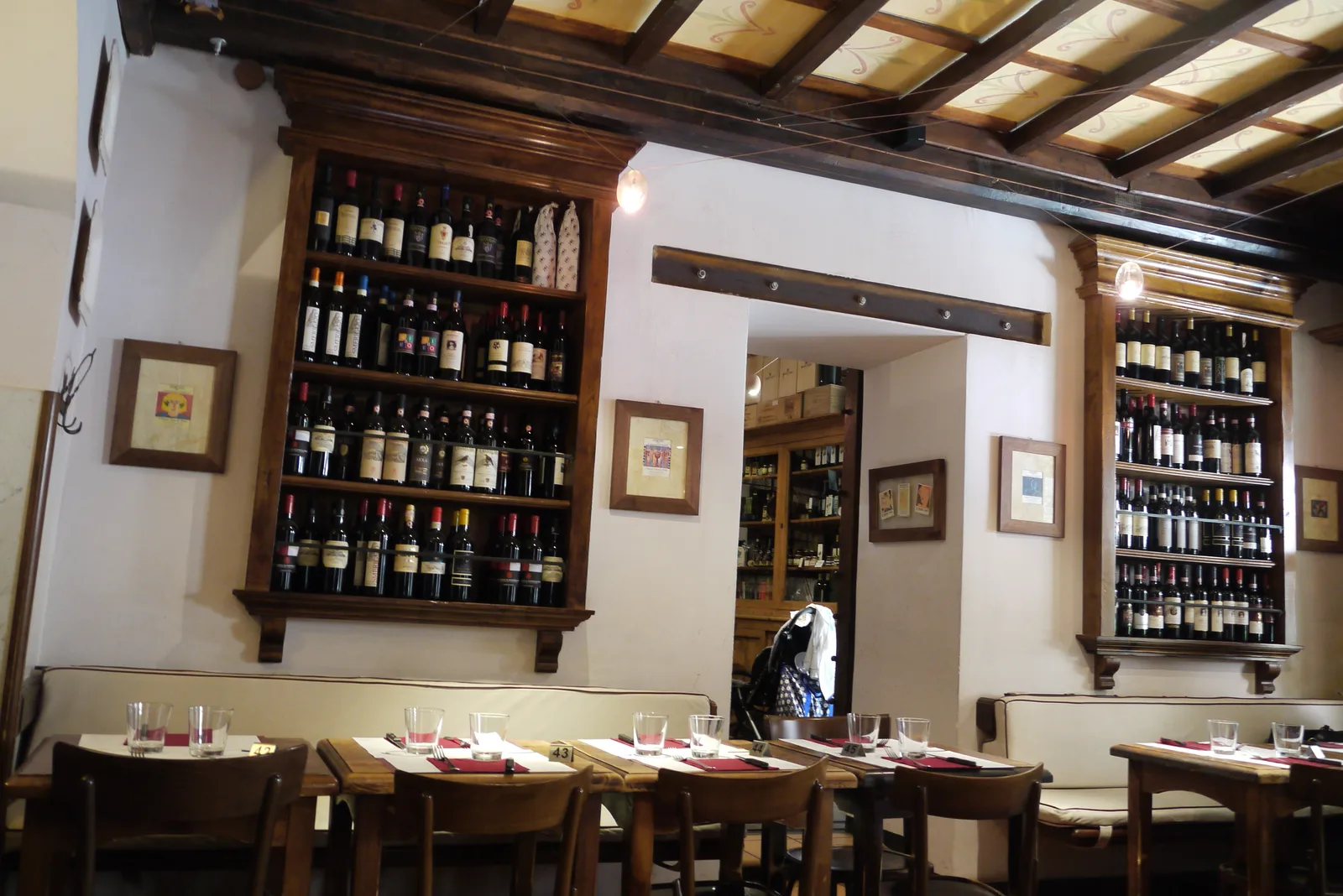 Gläser und Flaschen in einer römischen Vineria: der önologische Aperitif, den das Lilium im Viertel empfiehlt